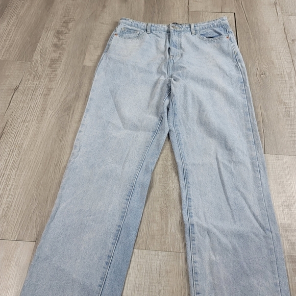 PrettyLittleThing Light Denim Staight Leg Jean - Picture 2 of 7